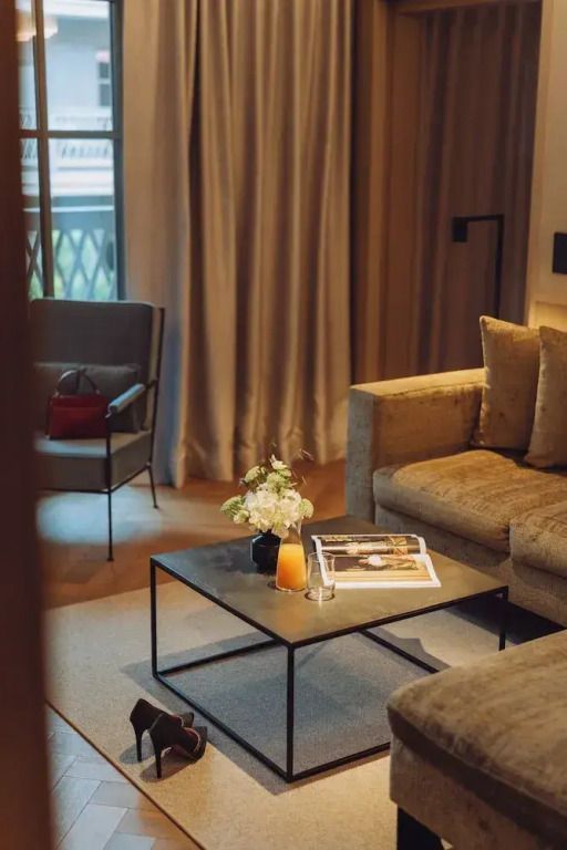 Wohnzimmer der Suite mit Sofas und Couchtisch dekoriert