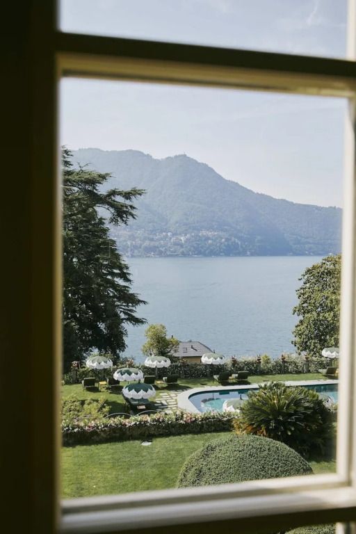 Atemberaubender Seeblick aus Hotelfenster auf Garten und Pool