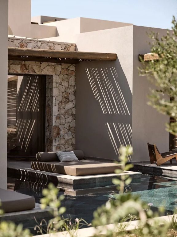Private Terrasse mit komfortabler Liege und kleinem Pool in der Deluxe Suite