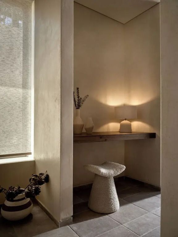 Intimer Bereich in der Suite mit sanftem Licht und minimalistischer Dekoration