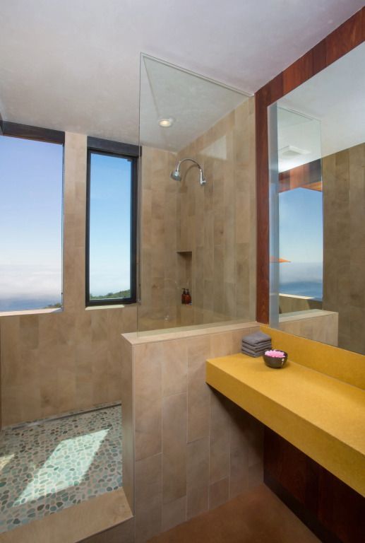 Elegantes Badezimmer mit Panoramablick auf das Meer und moderner Dusche