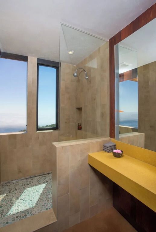 Modernes Badezimmer mit großer Dusche und Meerblick
