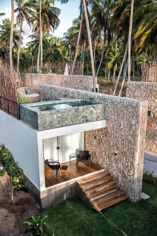 Penthouse mit privatem Pool und Terrasse umgeben von Steinen und Palmen