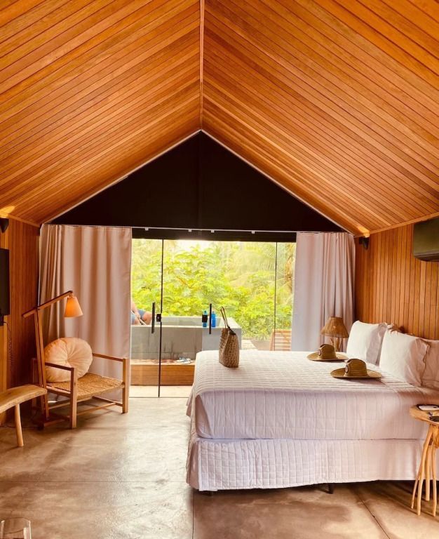 Gemütliche Superior Suite mit Holzelementen und Gartenblick.
