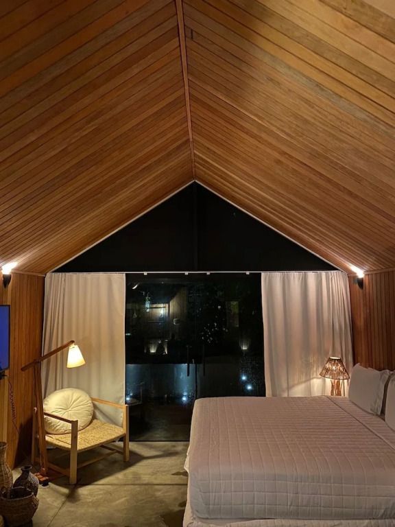 Innenansicht einer stilvollen Superior Suite bei Nacht mit Holzverkleidung.