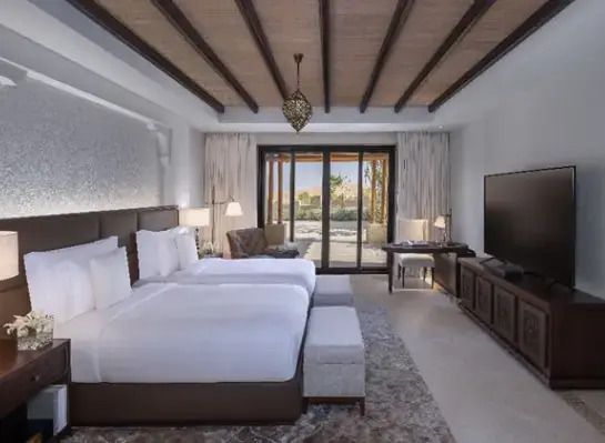 Elegantes Doppelzimmer mit Zugang zur Terrasse im Sahra Villa.