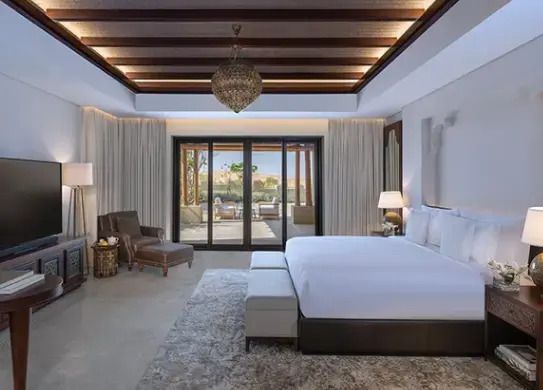 Großes Schlafzimmer mit Doppelbett und Panorama-Aussicht im Sahra Villa.