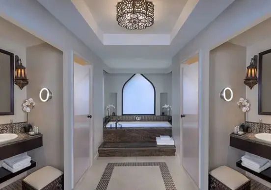 Modernes Badezimmer mit großer Badewanne und stilvollen Akzenten im Sahra Villa.