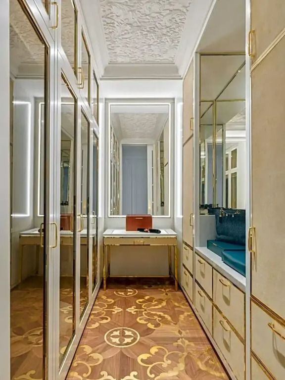 Eleganter Ankleidebereich der Royal Suite im Raffles Doha mit Spiegeln und luxuriöser Ausstattung