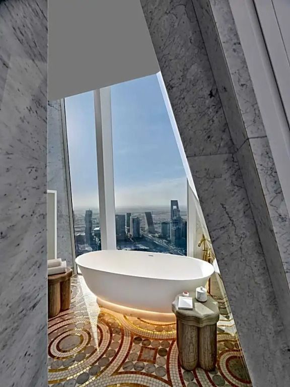 Hochmodernes Badezimmer der Royal Suite im Raffles Doha mit freistehender Wanne und Panoramaausblick