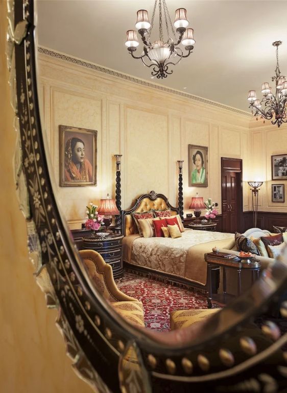Großzügiges Schlafzimmer im klassischen Stil mit kunstvollen Dekorationen.