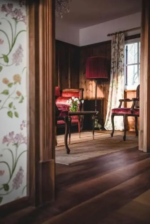Gemütliche Ecke mit antiken Stühlen und Tisch im Holzinterieur