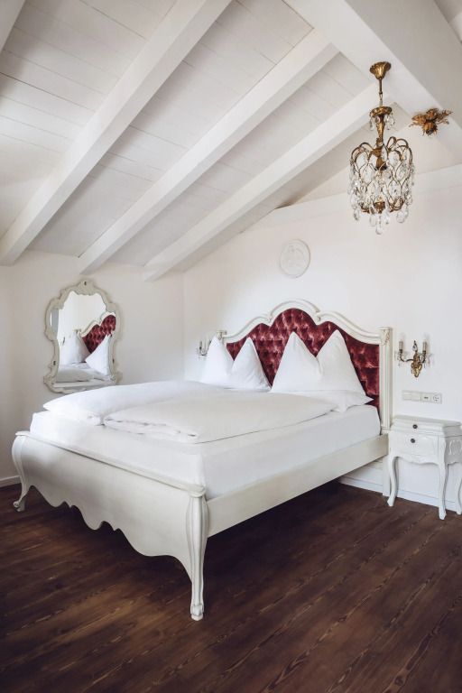 Elegantes Schlafzimmer in der Royal Doppel Suite mit luxuriösem Doppelbett und Kronleuchter