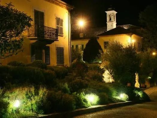 Historische Architektur des Relais San Maurizio bei Nacht beleuchtet