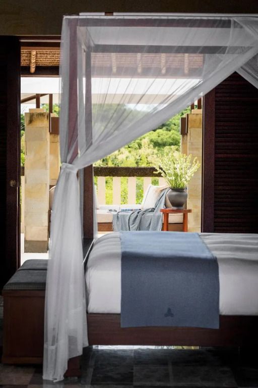 Blick aus der Suite auf die Terrasse mit Naturblick und gemütlicher Sitzgelegenheit.