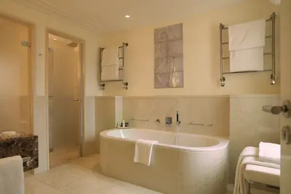 Edles Badezimmer mit freistehender Badewanne in der Suite.