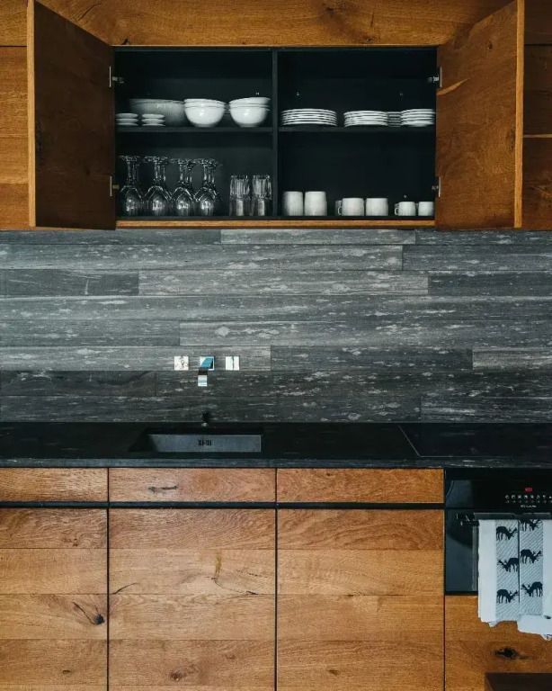 Moderne Küchenzeile mit Holzdekor und Steinwand