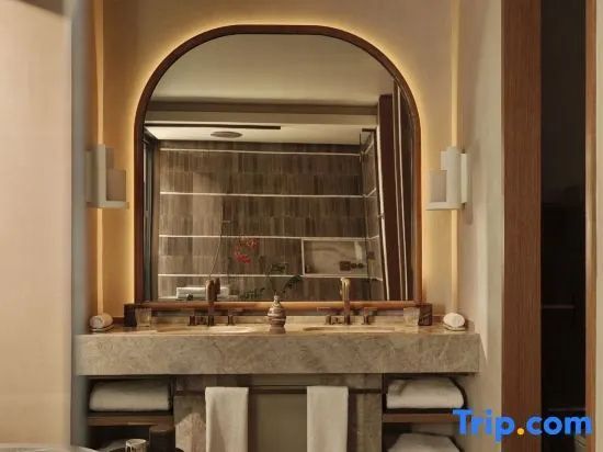 Elegantes Badezimmer in der Rosewood Amaala Familienvilla mit Doppelwaschbecken und Spiegel.