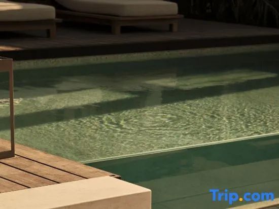 Ruhiger Pool mit Liegestühlen im Hintergrund im Hotel Rosewood Amaala