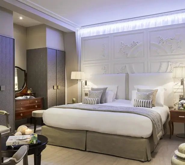 Luxuriöse Prestige Doppel Suite mit elegantem Design und Doppelbett mit Meerblick.