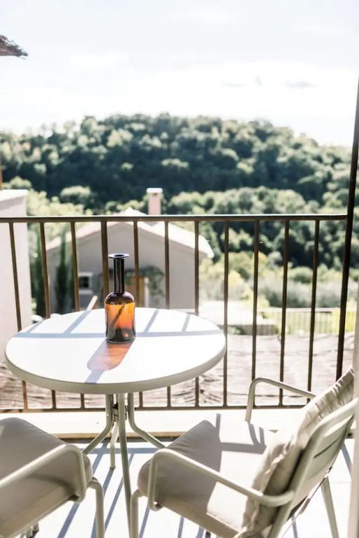 Aussicht von der Terrasse mit Tisch und Wald im Hintergrund
