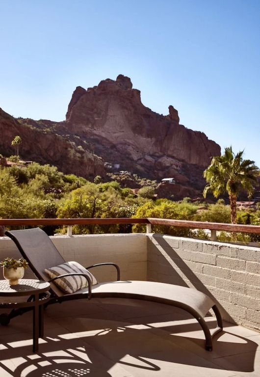 Balkon mit Liegestuhl und Blick auf Camelback Mountain bei Sonnenschein