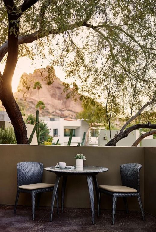 Terrasse mit Sitzgelegenheiten und Blick auf die Berge am Abend