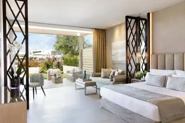 Elegante Deluxe Private Garden Junior-Suite mit offener Terrasse und moderner Einrichtung.