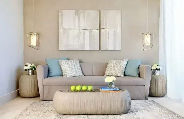 Moderne Sitzecke mit stilvollem Sofa und künstlerischer Wanddekoration.