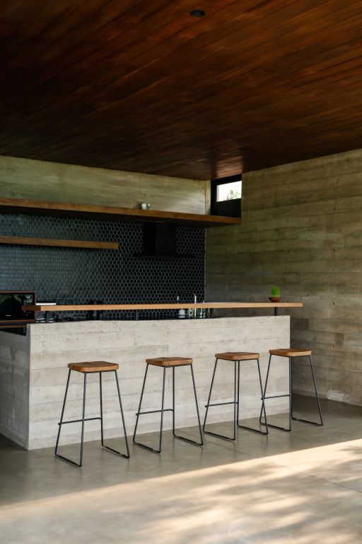 Moderne Bar mit Hockern und minimalistischer Einrichtung in der Villa