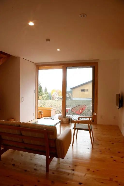 Gemütlicher Wohnbereich mit Zugang zur Terrasse im Satoyama Jujo Hotel