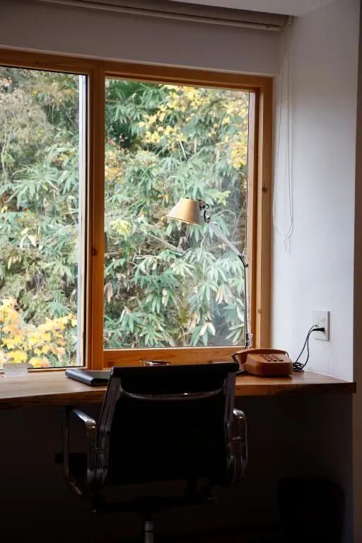 Arbeitsbereich in der Junior-Suite mit Ausblick auf grüne Natur