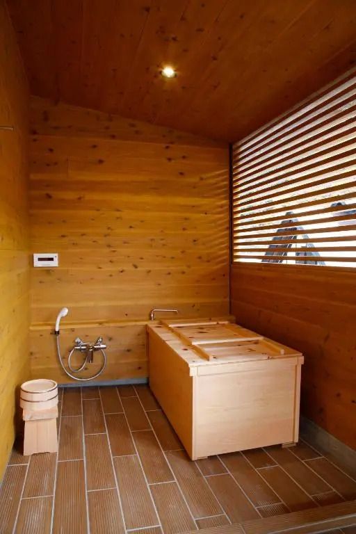 Holzverkleidetes Badezimmer in der Junior-Suite