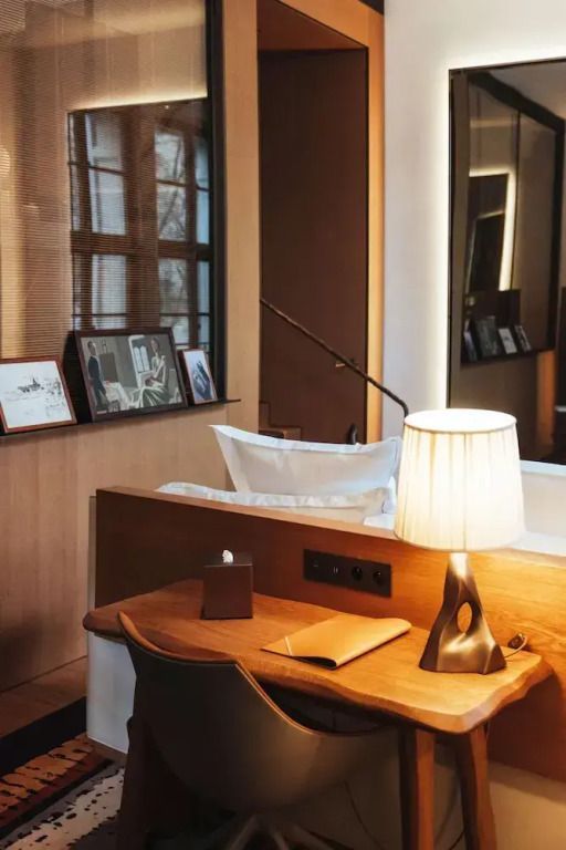Schreibtisch im modernen Hotelzimmer mit Lampe und Fotodekoration