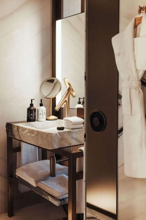 Elegantes Badezimmer mit Marmorwaschbecken und luxuriösen Details