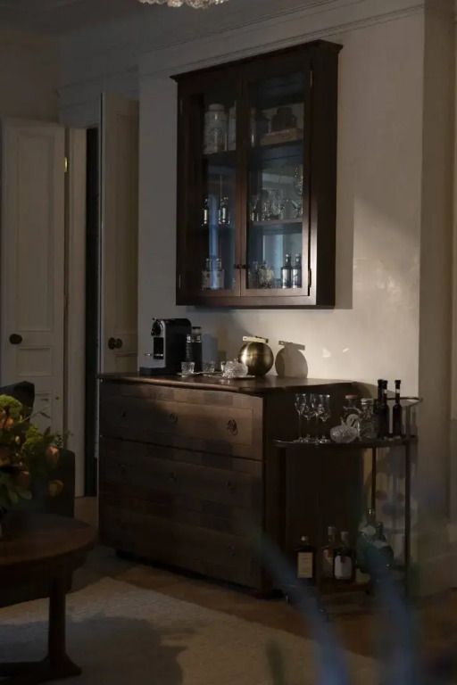 Zimmeransicht mit Minibar, Gläsern und eleganter Holzkommode