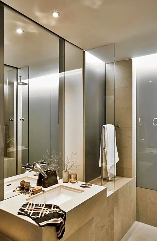 Zeitgenössische Dusche und Waschbereich in elegantem Design.