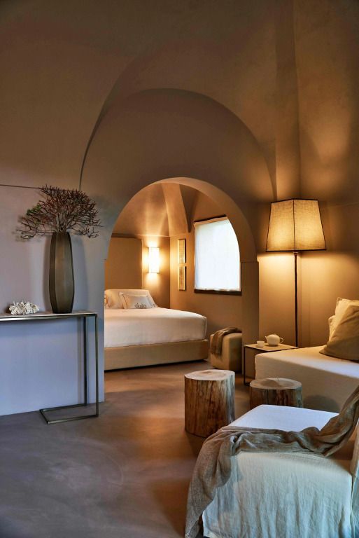 Elegante Suite mit geschwungenem Bogen und dezenter Beleuchtung