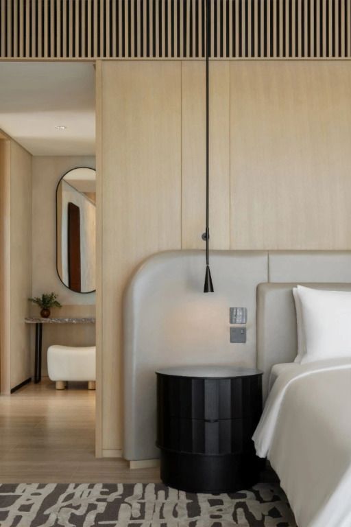 Helles Zimmer mit Designer-Beleuchtung und Holzakzenten