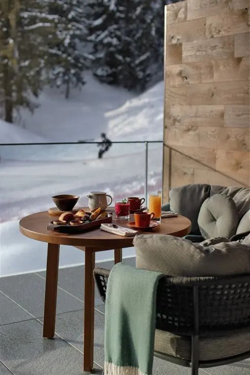 Café und Gebäck auf einem Tisch auf einem Balkon mit Bergblick