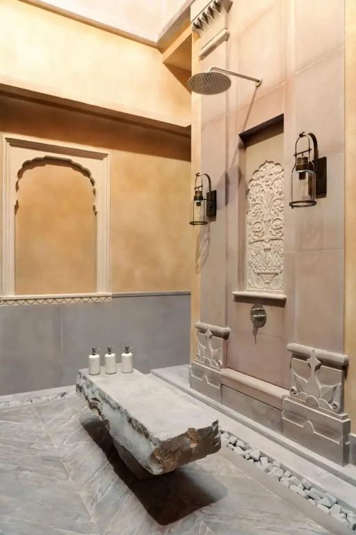 Elegantes Spa-Bad mit dekorativen Wandelementen und modernen Armaturen