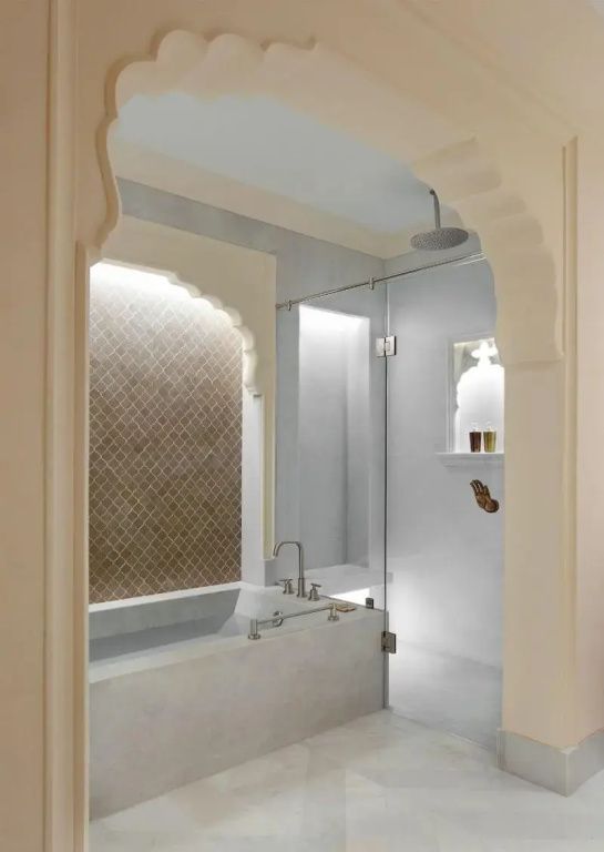 Luxuriöses Badezimmer mit großer Badewanne und regenduschkopf