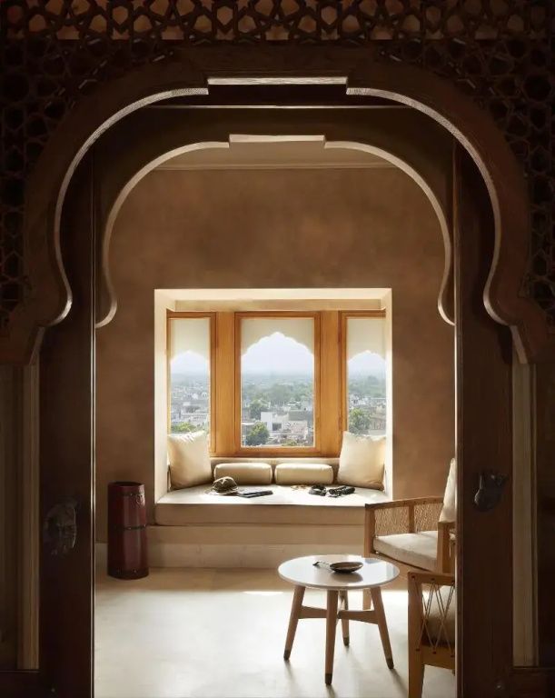 Eingang eines luxuriösen Zimmers mit traditionellem Fenster und Stadtblick