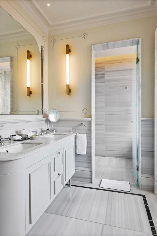 Modernes Badezimmer mit Doppelwaschbecken und stilvollen Lichtelementen.