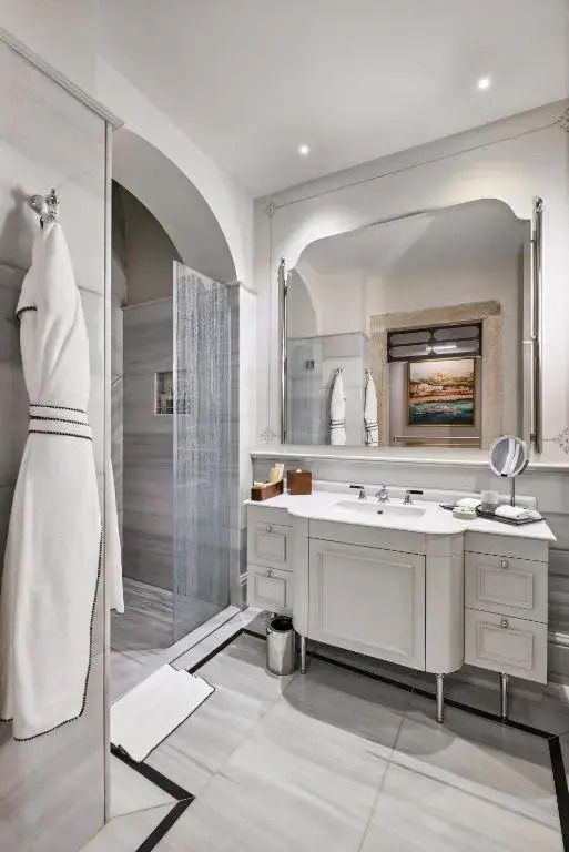 Modernes Badezimmer mit großer Dusche und elegantem Waschtisch.