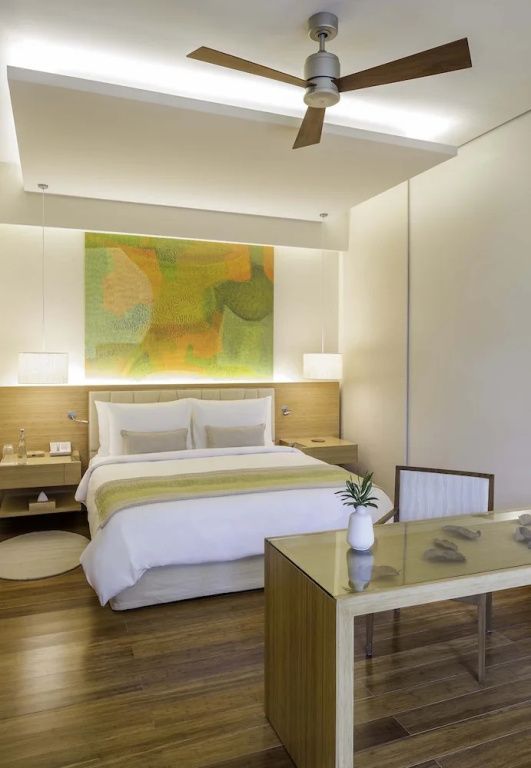 Helles Schlafzimmer mit moderner Kunst und stilvoller Beleuchtung