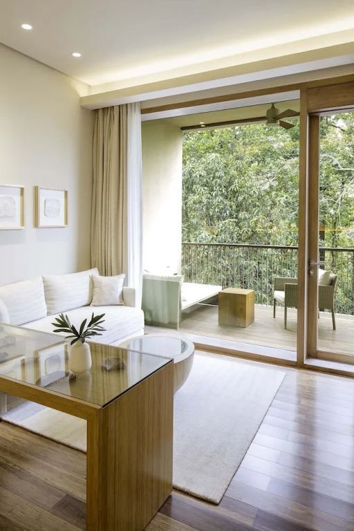 Geräumiges Zimmer mit Balkon und Ausblick auf grüne Natur