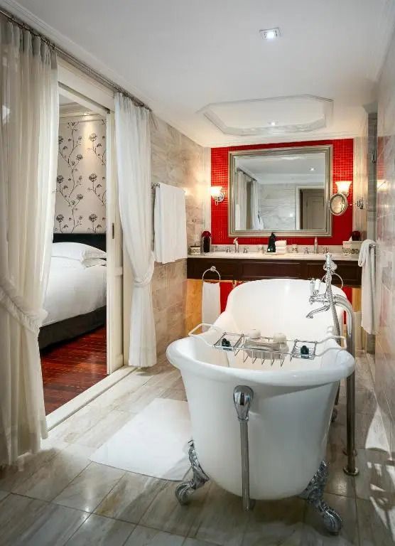 Hochwertiges Badezimmer mit freistehender Badewanne und luxuriösen Armaturen.