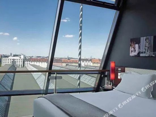 Modernes Schlafzimmer mit Blick auf die Stadt