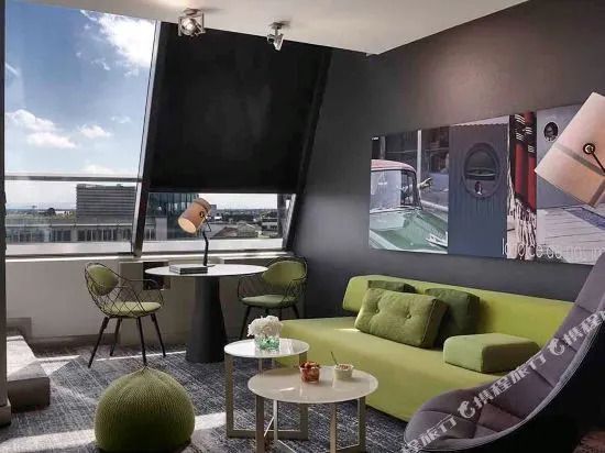 Helles Wohnzimmer mit moderner Einrichtung
